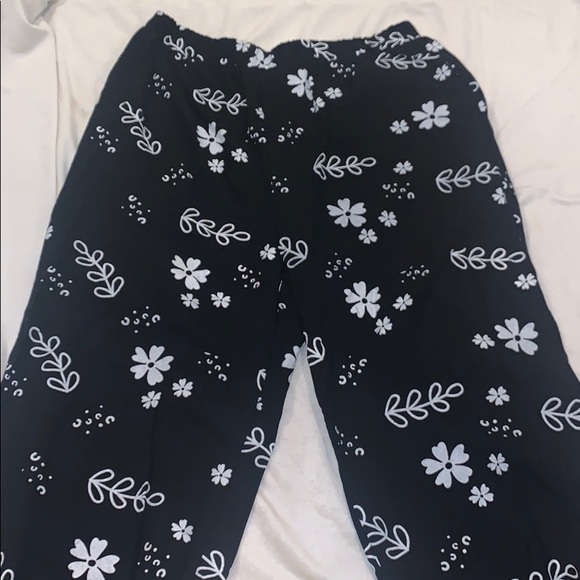Black and white floral pants - Picture 2 of 3